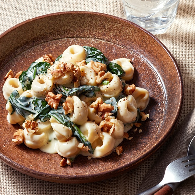 Tortellini met spinazie, gorgonzola saus en walnoten Tortellini met spinazie, gorgonzola saus en walnoten